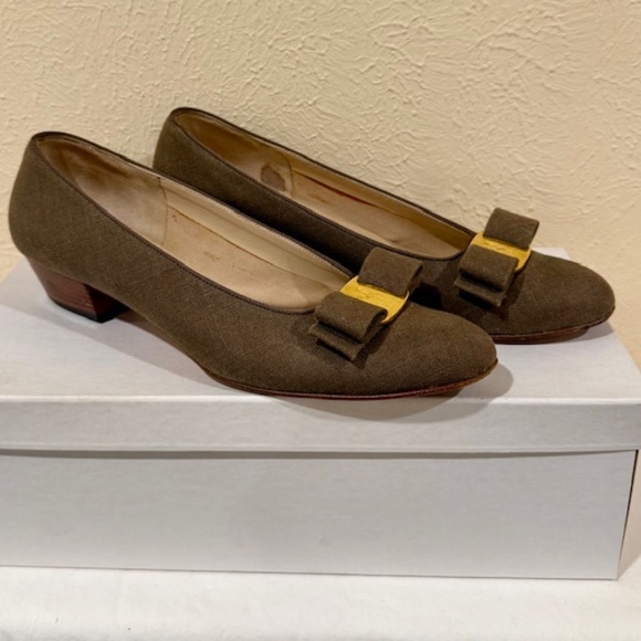 Salvatore Ferragamo "Vara" Taupe Linen 8AA - Picture 1 of 6